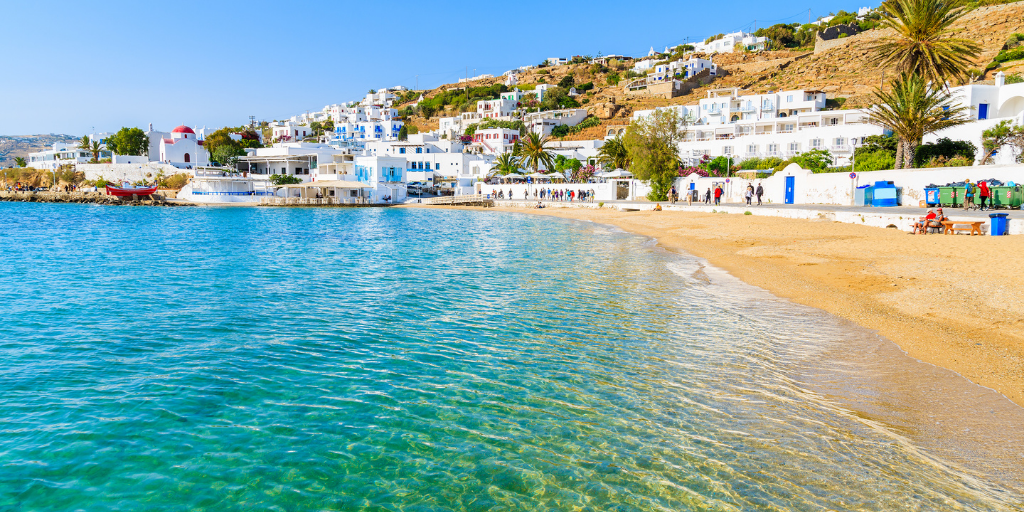 Este viaje a Grecia te llevará por Atenas y la isla de Mykonos. Disfruta tus vacaciones en la Acrópolis y playas griegas. 3