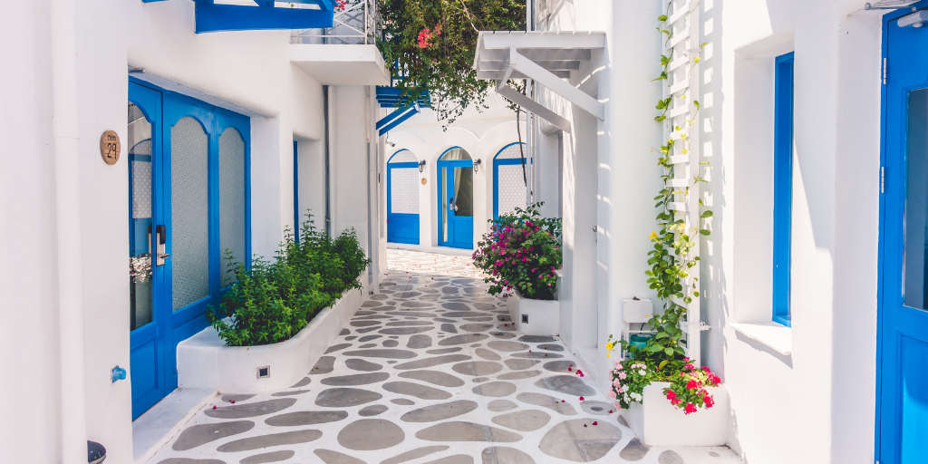 Disfruta de un viaje por las islas de Mykonos, Santorini, Naxos y Paros. Vive unas vacaciones de ensueño para descubrir Atenas y las islas de Grecia. 4