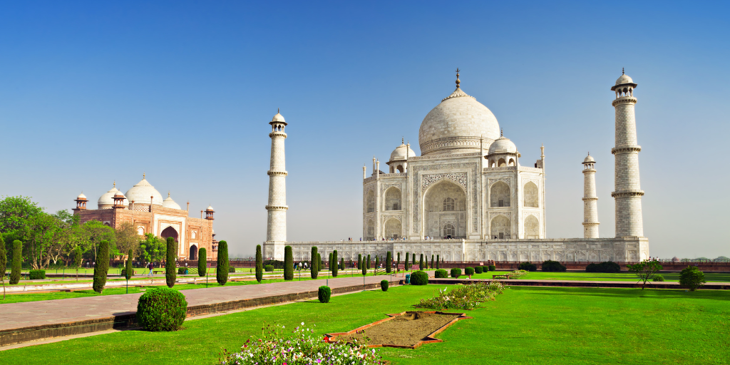 Este viaje a Rishikesh, la capital del yoga, te permitirá disfrutar de un viaje espiritual entre las montañas y conocer los edificios más emblemáticos de la India como el Taj Mahal. 4