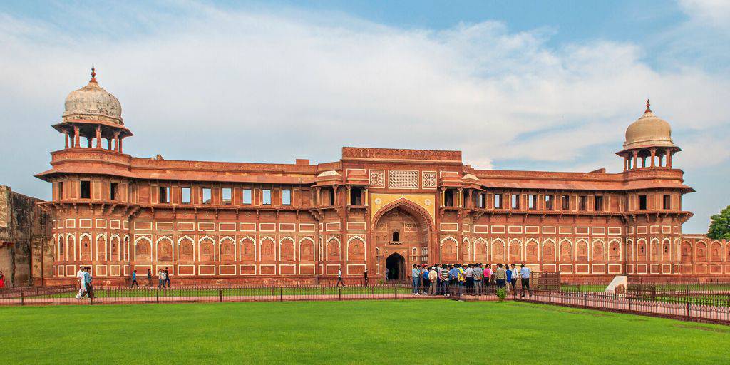 Viaje a la India clásica para conocer los lugares más cautivantes del país asiático. Visita Delhi, Jaipur y Agra, tres lugares emblemáticos de la India conocidos como el Triángulo de Oro. 5