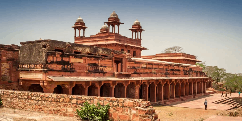 Viaje a la India clásica para conocer los lugares más cautivantes del país asiático. Visita Delhi, Jaipur y Agra, tres lugares emblemáticos de la India conocidos como el Triángulo de Oro. 3