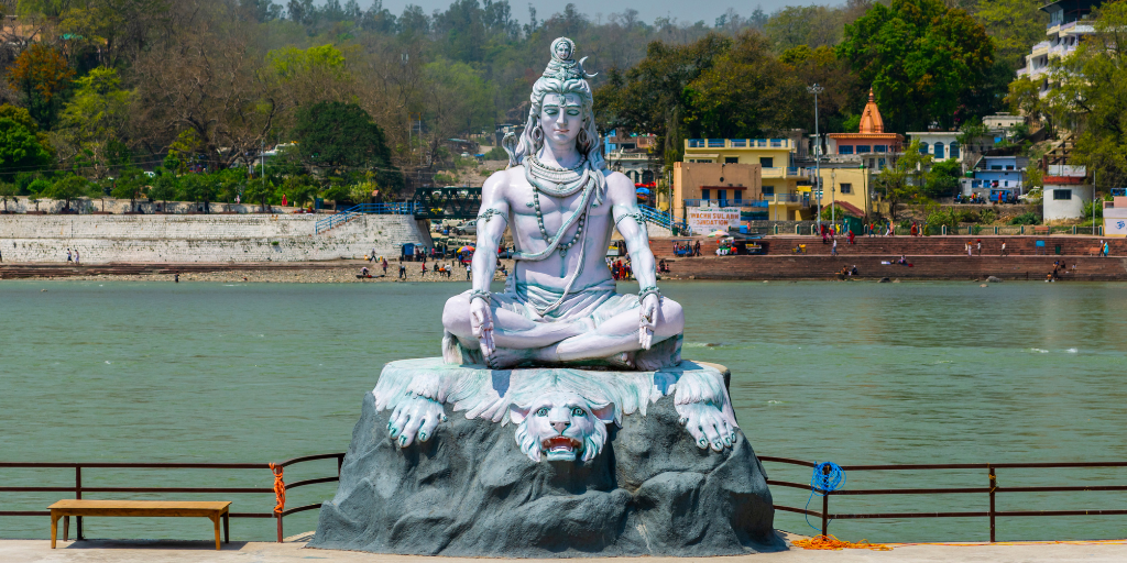 Este viaje a Rishikesh, la capital del yoga, te permitirá disfrutar de un viaje espiritual entre las montañas y conocer los edificios más emblemáticos de la India como el Taj Mahal. 2