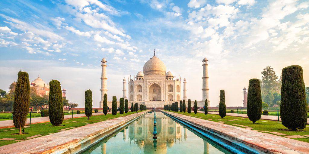 Viaje a la India clásica para conocer los lugares más cautivantes del país asiático. Visita Delhi, Jaipur y Agra, tres lugares emblemáticos de la India conocidos como el Triángulo de Oro. 2