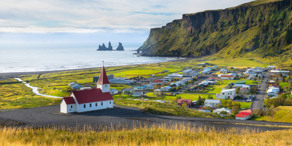 Viaja a Islandia y disfruta de un Fly and Drive por los mejores lugares nórdicos. Disfruta de un viaje en coche mientras das la vuelta a Islandia para conocer magníficos paisajes volcánicos. 2