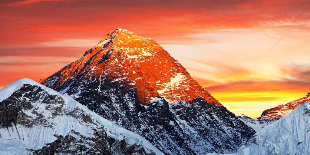 Descubre la leyenda del Everest con una excursión al campo base. En este viaje de aventura por Nepal recorrerás bosques y puentes colgantes mientras conoces disfrutas de bellas vistas del Himalaya. 2