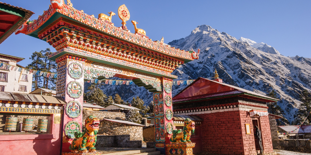 Descubre la leyenda del Everest con una excursión al campo base. En este viaje de aventura por Nepal recorrerás bosques y puentes colgantes mientras conoces disfrutas de bellas vistas del Himalaya. 3