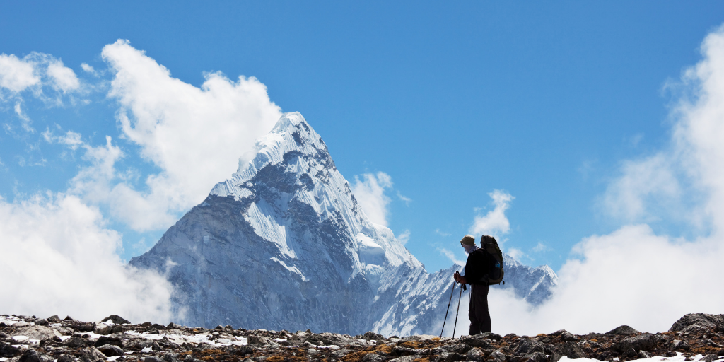 Descubre la leyenda del Everest con una excursión al campo base. En este viaje de aventura por Nepal recorrerás bosques y puentes colgantes mientras conoces disfrutas de bellas vistas del Himalaya. 1