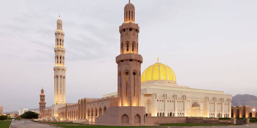 Este viaje a Omán te permitirá conocer los tesoros del sultanato. Descubre la arquitectura islámica reflejada en los monumentos de Mascate, recorre los pueblos de montaña y la fortaleza de Nizwa. 4