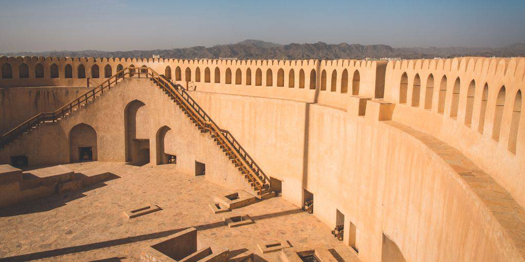 Un viaje a través de los desiertos y wadis de Omán. Descubre esta tierra milenaria con bellas mezquitas en Mascate, pueblos de montaña, desiertos para recorrerlos en 4x4 y santuarios tortugas. 3