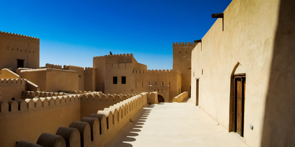 Este viaje a Omán te permitirá conocer los tesoros del sultanato. Descubre la arquitectura islámica reflejada en los monumentos de Mascate, recorre los pueblos de montaña y la fortaleza de Nizwa. 5