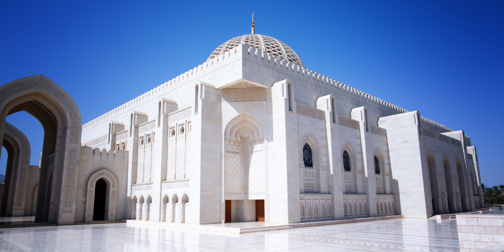 Este viaje a Omán te permitirá conocer los tesoros del sultanato. Descubre la arquitectura islámica reflejada en los monumentos de Mascate, recorre los pueblos de montaña y la fortaleza de Nizwa. 1