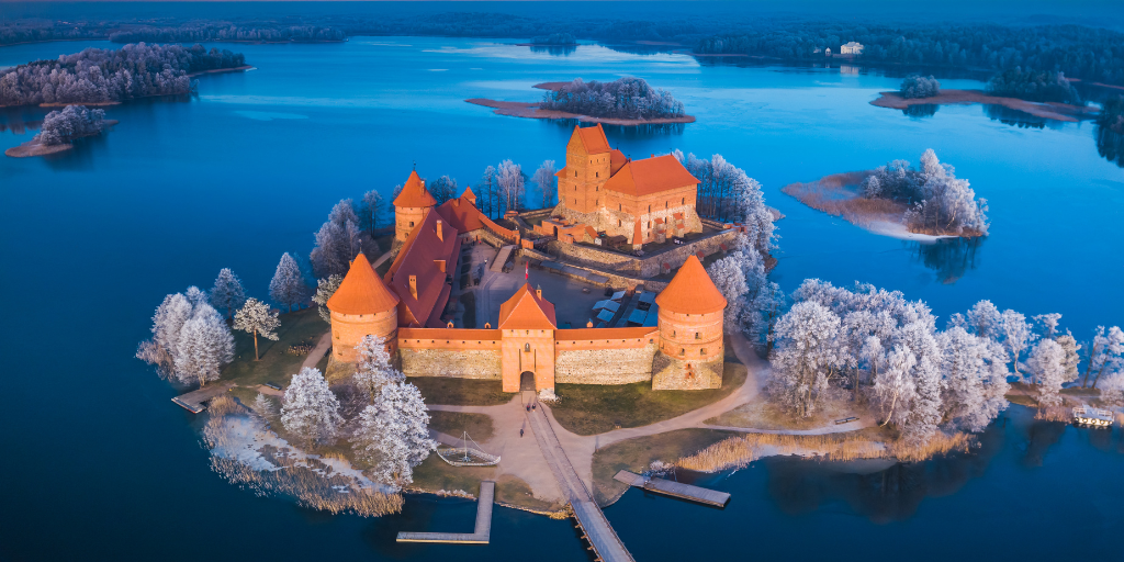 Con este viaje a los Países Bálticos podrás conocer las maravillas de Estonia, Letonia y Lituania con sus castillos, edificios góticos y ciudades amuralladas. 6