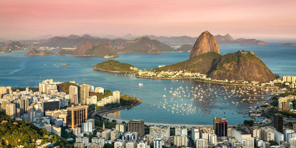 Vive la alegría de Brasil con este viaje al Carnaval de Río de Janeiro. Celebra junto a los locales, relájate en las playas de Copacabana y explora el paraíso tropical de Angra dos Reis. 3