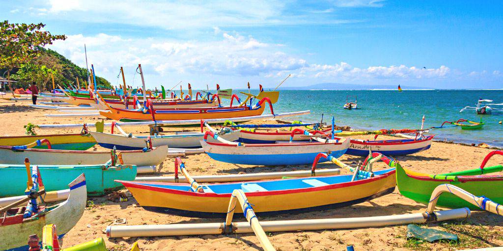Viaja a Bali para descubrir la mística Ubud y disfrutar de las playas del sur. Con este viaje podrás meditar entre templos hinduistas, explorar bosques tropicales y tomar un baño en exclusivas playas. 3