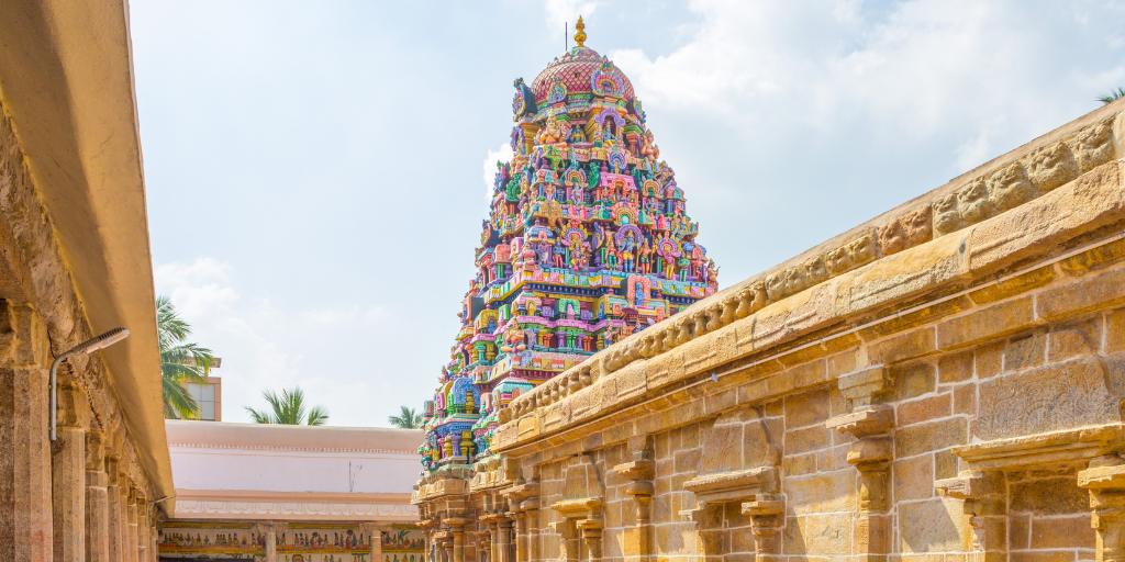 Viaje a los místicos templos del sur de India. El camino te llevará por pintorescos palacios en Chennai y la ciudad sagrada de Kanchipuram. Visita el campamento de elefantes y participa de su baño. 1