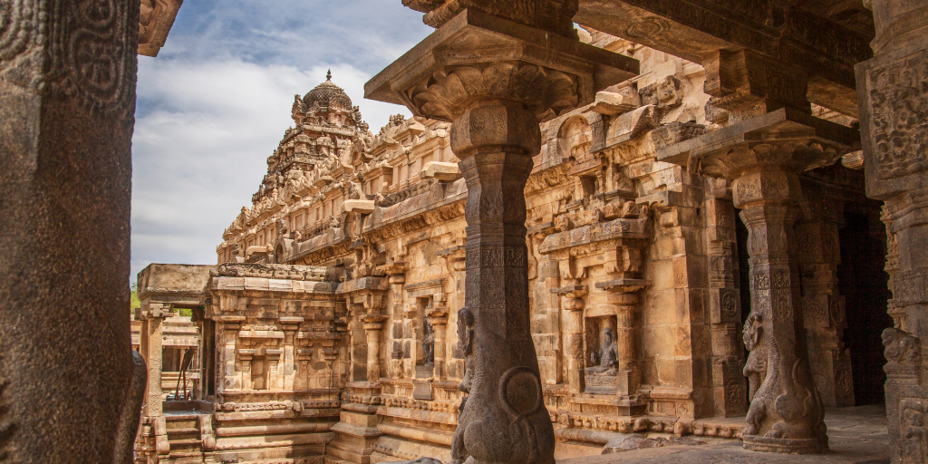 Viaje a los místicos templos del sur de India. El camino te llevará por pintorescos palacios en Chennai y la ciudad sagrada de Kanchipuram. Visita el campamento de elefantes y participa de su baño. 2