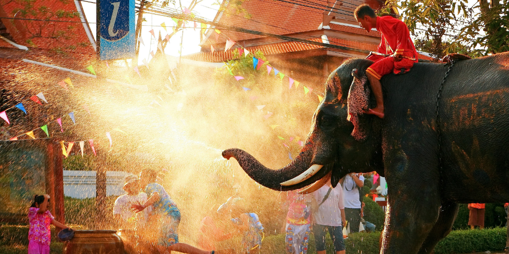 Vive el Festival del Agua de Songkran en Tailandia. Recorre las calles de Bangkok y participa en batallas de agua para celebrar el Año Nuevo tailandés. Termina tu viaje en las bellas playas de Phuket. 1