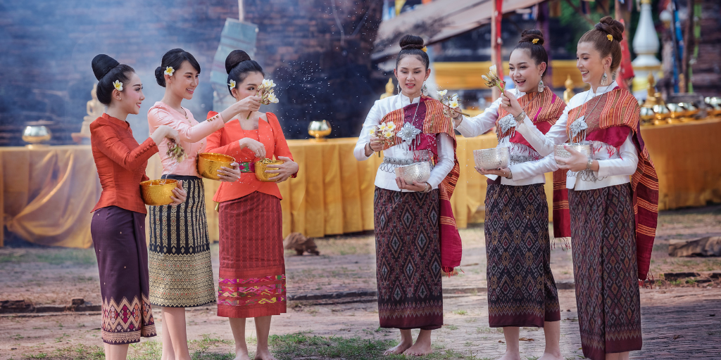 Vive el Festival del Agua de Songkran en Tailandia. Recorre las calles de Bangkok y participa en batallas de agua para celebrar el Año Nuevo tailandés. Termina tu viaje en las bellas playas de Phuket. 4