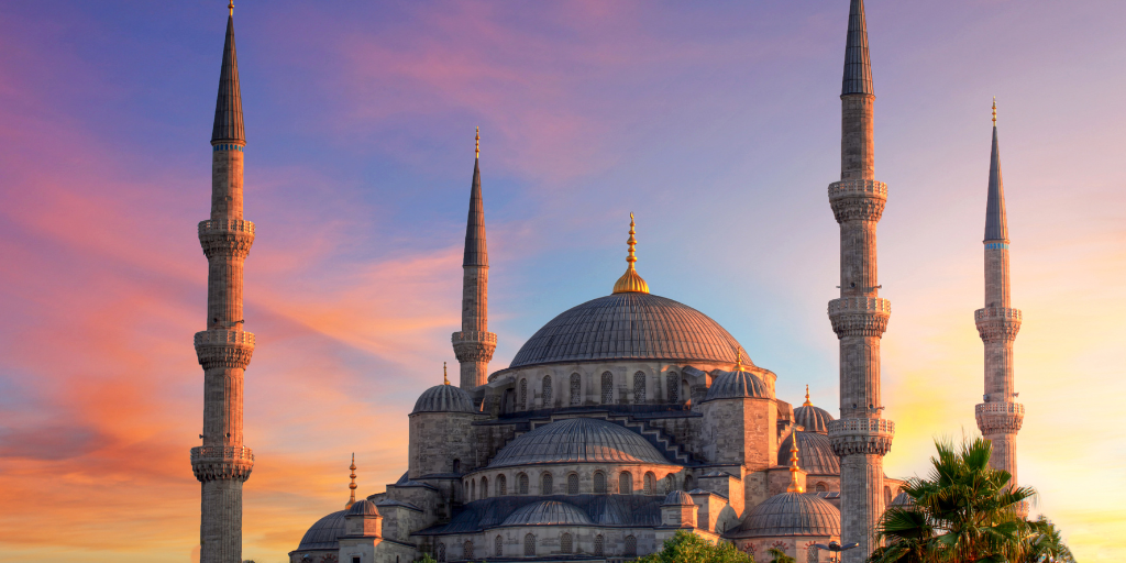 Conoce lo mejor de Turquía con este circuito que te llevará de Estambul a la costa del Egeo. Recorre las calles de Estambul, descubre la magia de Capadocia y visita Pamukkale. 1