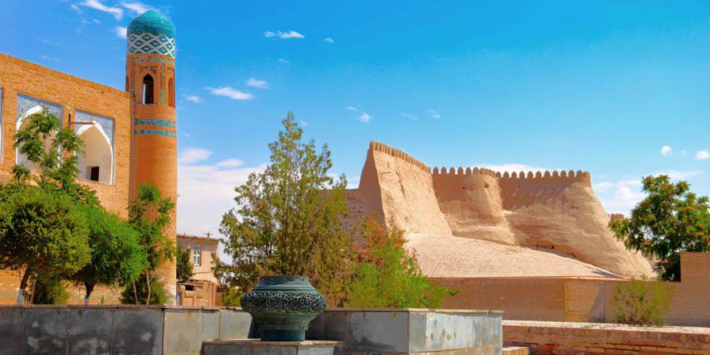 ¿Estás pensando en hacer un viaje por la Ruta de la Seda de Uzbekistán? Pasea por las encantadoras Jiva, Bujará o Tashkent con nosotros. 3