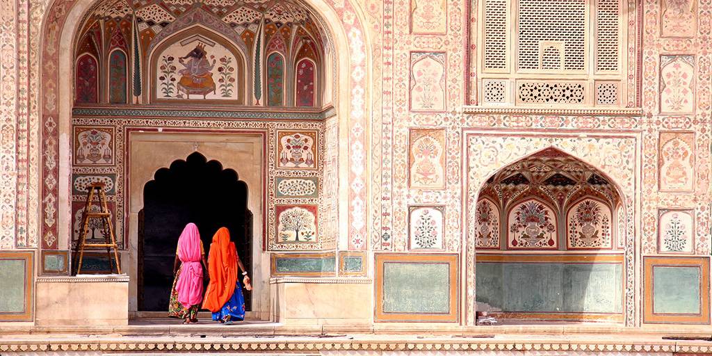 Viaje a la India clásica para conocer los lugares más cautivantes del país asiático. Visita Delhi, Jaipur y Agra, tres lugares emblemáticos de la India conocidos como el Triángulo de Oro. 3