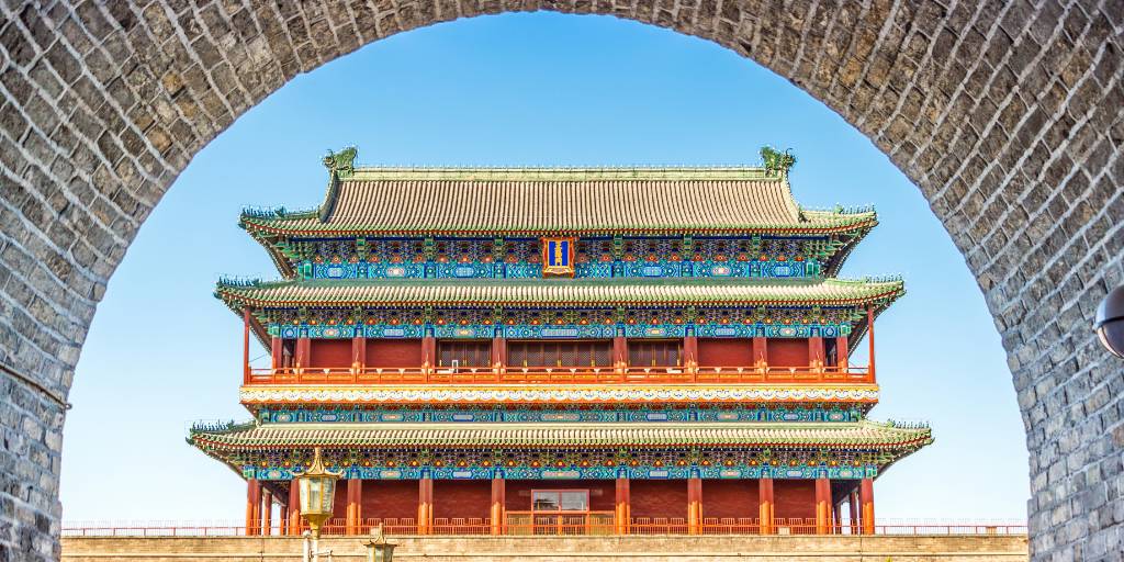 Descubre los enigmáticos templos de Pekín, la Gran Muralla China y la moderna Shanghái. Además visitaremos los mercados de seda de Suzhou y las plantaciones de té de Hangzhou. 5