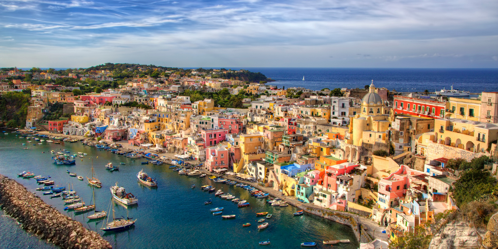 Con nuestro tour por Sicilia y el sur de Italia siente el encanto y autenticidad de Nápoles e Isla Capri. Recorre la bella costa Amalfitana, Sicilia y Palermo. 2