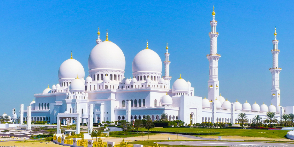 Nuestros viajes a Dubái y Abu Dhabi te invitan a explorar la fusión de lo tradicional y vanguardista de los Emiratos Árabes Unidos. Deslúmbrate de sus desiertos, mezquitas y edificios futuristas. 3