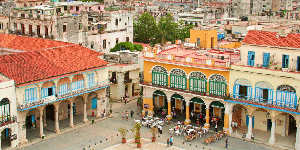 Conoce la Cuba colonia por este viaje que te llevará también a Varadero. Durante el viaje contemplarás paisajes coloniales y naturales, así como fachadas coloridas. 4