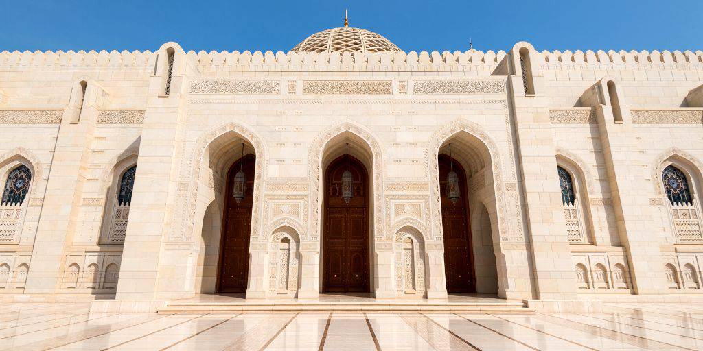 Un viaje combinado a Omán y Dubái para conocer las joyas arábigas y explorar los desiertos en safari. Visita las bellas mezquitas de Mascate y Abu Dhabi y recorre las dunas en 4x4. 3