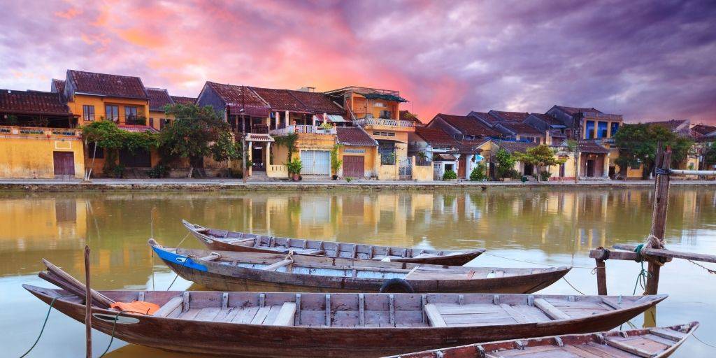 Con este viaje a Vietnam de 12 días descubrirás las maravillas de Hanói, el Puente Dorado de Da Nang y los edificios de la antigua Saigón. 1
