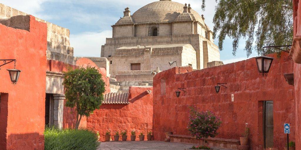 Adéntrate el corazón del Imperio inca con este viaje a Perú de 15 días. Durante dos semanas, podrás explorar enclaves andinos y coloniales. 1