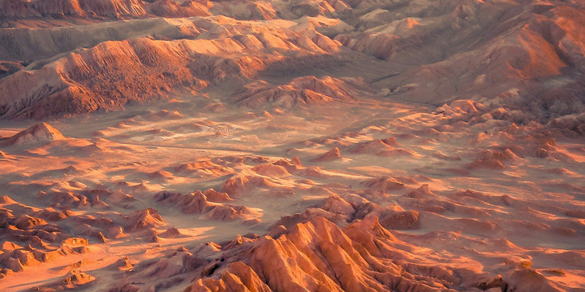 Montañas nevadas, desiertos color ocre y lagos que reflejan la inmensidad del cielo