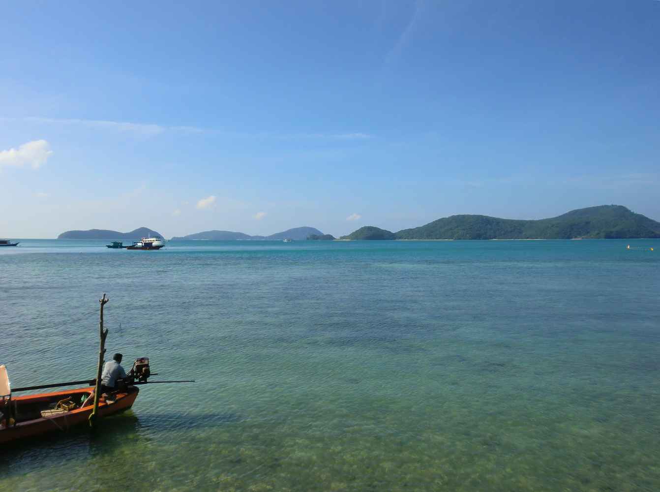 Derechos: Whym, Wikimedia Commons, CC BY-SA 3.0. https://commons.wikimedia.org/wiki/File:Cape_Panwa,_Phuket_sea_and_boat_2014.JPG