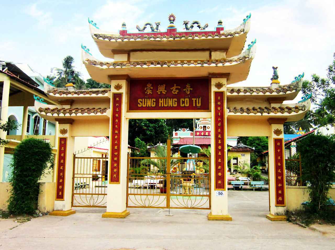 Templo Tam_quan_chùa_cổ_Sùng_Hưng